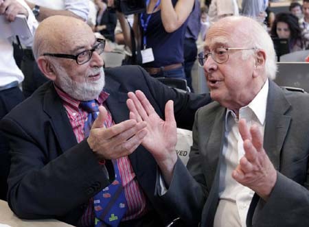 นักวิทยาศาสตร์ของอังกฤษและเบลเยี่ยมคว้ารางวัลโนเบลสาขาฟิสิกส์ประจำปี 2013  - ảnh 1